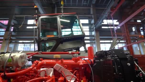 Vontatófülkét Daruval Függesztik Fel Műhelyben Motor Alján Van Traktorszerelvény Kameramozgás — Stock videók
