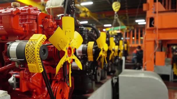 Traktor Motorok Szállítószalag Szerelvény Boltban Traktorszerelvény Kameramozgás Szelektív Fókusz — Stock videók