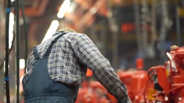 Ein Mann Overalls Arbeitet Auf Einem Förderband Einer Fabrik — Stockvideo
