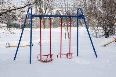 Açık şehir oyun parkı kışın karla kaplıdır. Kavram: Kar yağışı, kurtarma ekibinin çalışması, şehirde kar ve kar fırtınası..