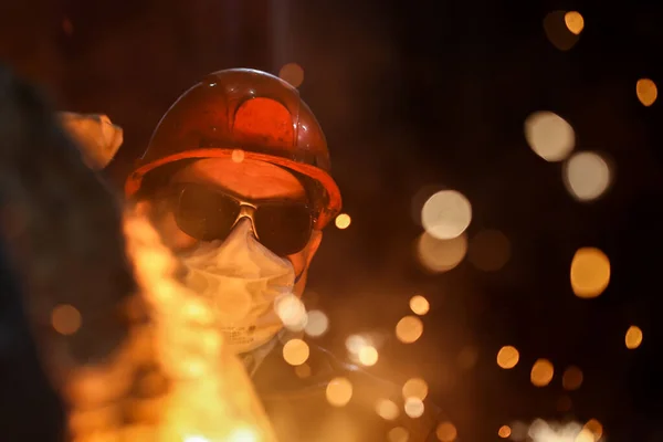 Steelmaker Pours Pig Iron Blast Furnace Sparks Splashes Hot Metal — Stock Photo, Image