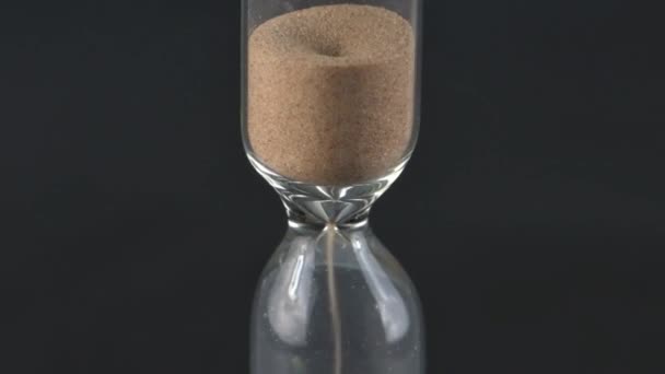 ガラス砂時計は 砂を上から下に注ぐ 時間の測定 最後の2番目 — ストック動画