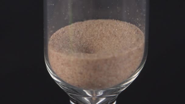 玻璃沙漏 沙子从上到下倒入 时间的测量 最后一秒钟 — 图库视频影像