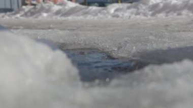 Bahar damlaları, çatıdan karlara damlayan su, asfalttaki su birikintisi..