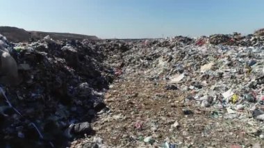 Açık şehir çöplüğü, genel plan, üst görüş, kamera hareketleri. Kuşlar uçar, çöp yığınları, hava fotoğrafçılığı. Kavram: kentin çevre sorunları, çevre kirliliği, atık depolama alanı.