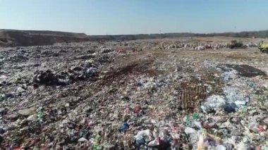 Açık şehir çöplüğünün en üst görüntüsü. Kuşlar uçar, buldozer seviyesinde çöp yığınları, hava fotoğrafçılığı. Kavram: şehrin çevresel sorunları, insan atıklarının imhası için atık alanları.