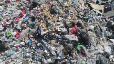 Açık şehir çöplüğü, genel plan, üst görüş, kamera hareketleri. Kuşlar uçar, çöp yığınları, hava fotoğrafçılığı. Kavram: kentin çevre sorunları, çevre kirliliği, atık depolama alanı.