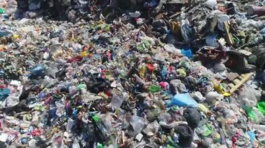 Açık şehir çöplüğü, genel plan, üst görüş, kamera hareketleri. Kuşlar uçar, çöp yığınları, hava fotoğrafçılığı. Kavram: kentin çevre sorunları, çevre kirliliği, atık depolama alanı.