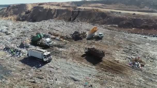 Widok Góry Wysypisko Śmieci Wywrotka Wyładowująca Odpady Buldożery Grzebiące Śmieci — Wideo stockowe