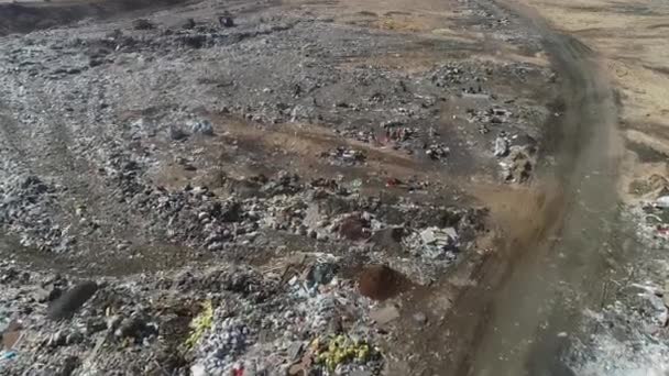 オープンシティゴミ捨て場のトップビュー ゴミのブルドーザーレベルの杭 航空写真飛ぶ 都市の環境問題 人間の廃棄物の処理のための埋立地 — ストック動画