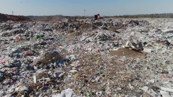 街のゴミ捨て場を ブルドーザー 空気中の写真廃棄物の山を平準化して飛んでいる 都市の環境問題 環境汚染 廃棄物処理のための埋立地 — ストック動画