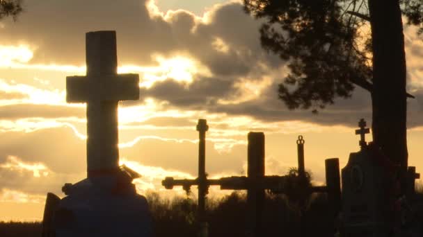 Фоне Вечернего Неба Облаками Заходящим Солнцем Силуэты Древних Каменных Крестов — стоковое видео