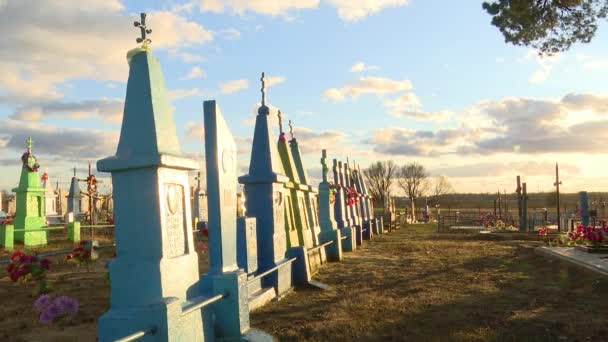 Pôr Sol Contra Céu Nublado Velho Cemitério Lapso Tempo Conceito — Vídeo de Stock