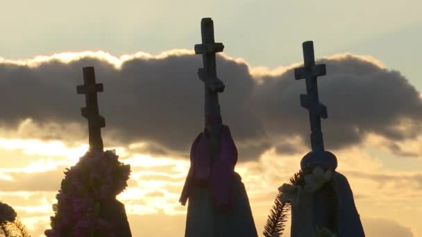 Sobre Fondo Del Cielo Tarde Con Nubes Sol Poniente Siluetas — Vídeo de stock