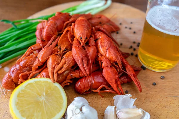 Crayfish Vermelho Fervido Prato Copo Cerveja Leve Ervas Frescas Limão — Fotografia de Stock