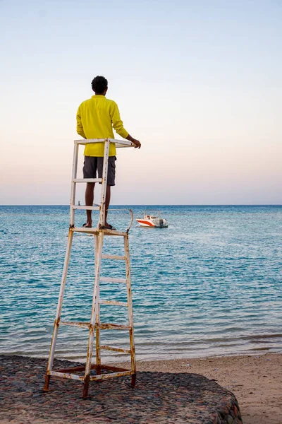 Male Lifeguard Beach Stands Tower Looks Out Sea Evening Lighting — Stock Photo, Image