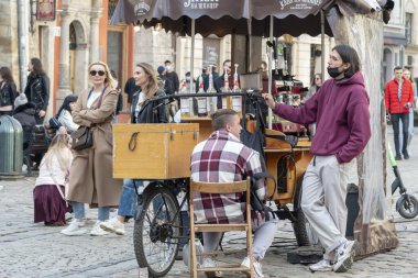 Şehir merkezinde seyyar büfeleri, tekerlekli dükkanları, Ukrayna, Lviv, 5 Nisan 2021 'de içki satıcıları duruyor.
