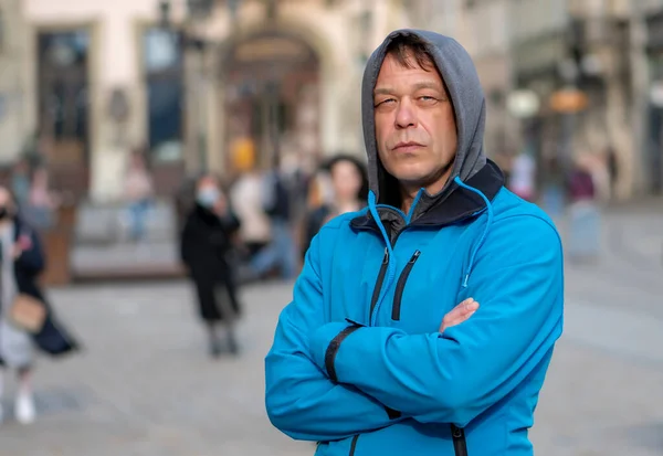 Straßenporträt Eines Jährigen Mannes Mit Ernstem Gesichtsausdruck Einem Grauen Kapuzenpullover — Stockfoto