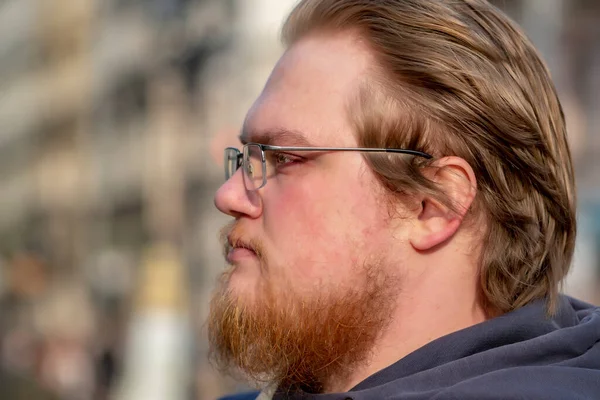 Gatuporträtt Seriös Ljushårig Årig Man Med Glasögon Och Skägg Mot — Stockfoto