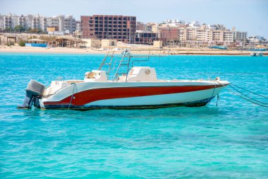 Deniz manzarasına karşı, bir zevk teknesi dalgalar halinde sallanır. Konsept: deniz yolculuğu, turistler için eğlence, su gezileri.