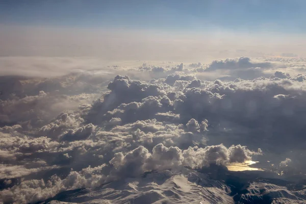 Vista Una Grande Altezza Attraverso Nuvole Verso Montagne Terra Movimento — Foto Stock