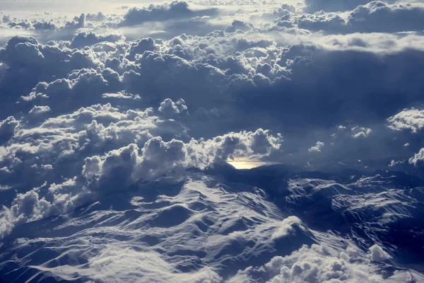 Vista Una Grande Altezza Attraverso Nuvole Verso Montagne Terra Movimento — Foto Stock