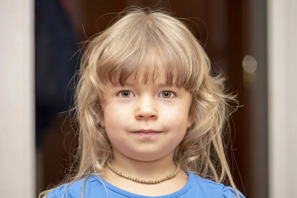 Retrato Uma Menina Loira Rindo Pequena Fundo Escuro Close Foco — Fotografia de Stock