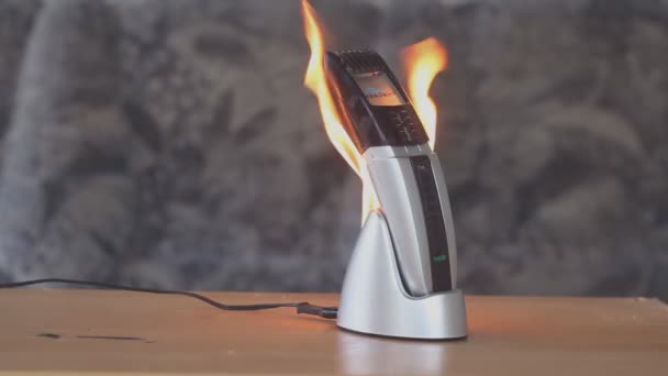 Fuego Una Cortadora Pelo Eléctrica Cuando Dispositivo Tiene Una Fuente — Vídeo de stock