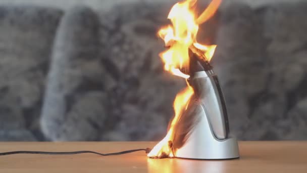 Feuer Einer Elektrischen Haarschneidemaschine Wenn Das Gerät Eine Defekte Stromquelle — Stockvideo