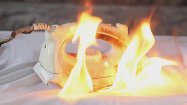 没有关掉的熨斗在衬衫上烧了起来 在公寓里引起了一场大火 防火安全 旧加热电器 — 图库视频影像