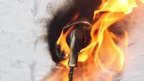 插在插座上的电器插头会燃烧并因电压过高而融化 电线短路了 起火了 烧焦了的电线 — 图库视频影像