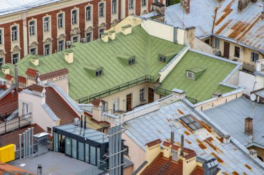 Bir Avrupa şehrinin eski çatılarının dokusu, üst görünüm.