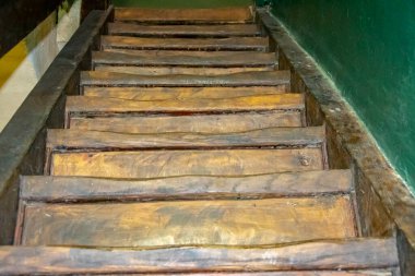 Eski ahşap merdivenler, merdivenler, parmaklıklar, boyanmış duvarlar..