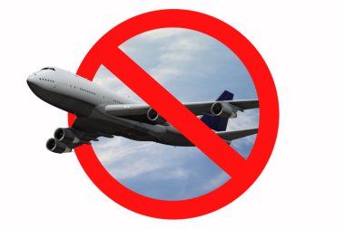 Beyaz arka plan üzerindeki uçak uçuş yasağı tabelası. Kavram: hava sınırlarının kapatılması, uçuşların kısıtlanması, ülkeden uçuşun yasaklanması, hava trafiğinin ihlali.