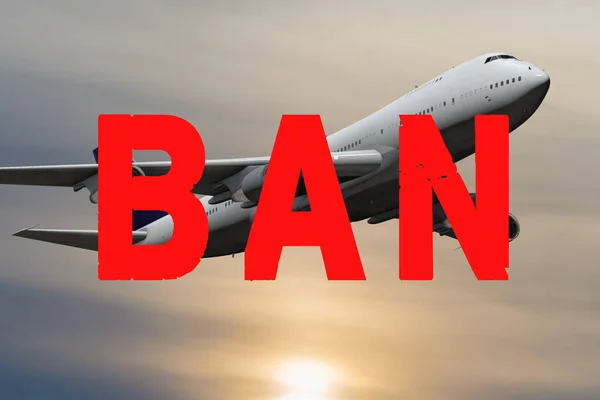 Rotes Ban Schild Auf Dem Hintergrund Eines Himmel Fliegenden Passagierflugzeugs — Stockfoto