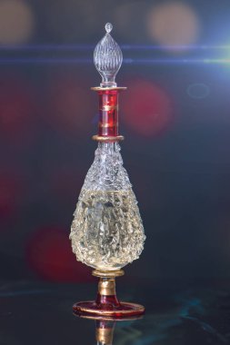 Tarafsız, güzel bir arka planda cam parfüm şişesi, yakın plan, seçici odaklanma. Kadınlar için parfüm, hoş ve pahalı bir koku..