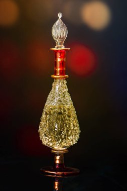 Tarafsız, güzel bir arka planda cam parfüm şişesi, yakın plan, seçici odaklanma. Kadınlar için parfüm, hoş ve pahalı bir koku..