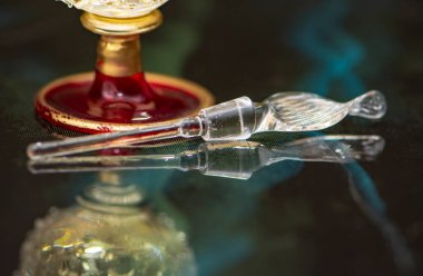 Parfümden dolayı cam kapak, parfüm şişesinin yanında duruyor. Tarafsız, güzel bir arka plan, yakın plan, seçici bir odak noktası. Kadınlar için parfüm, hoş ve pahalı bir koku..