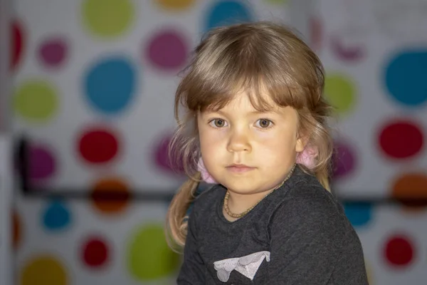 Portret Małej Blondynki Zamyślonej Dziewczyny Pokoju Kolorowym Tle — Zdjęcie stockowe
