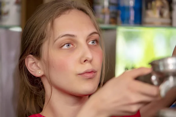 Portrait Une Jeune Femme Aux Yeux Bleus Ans Versant Café — Photo