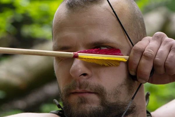 Porträtt Man Som Siktar Pil Från Båge Skogen Närbild Selektivt — Stockfoto