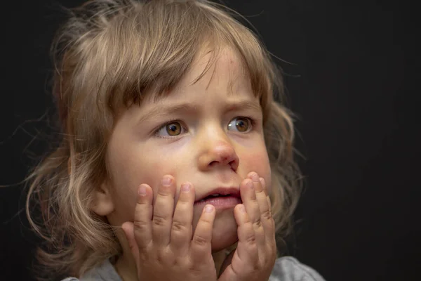 Porträt Eines Traurigen Kleinen Mädchens Mit Zerkratzter Nase Auf Dunklem — Stockfoto