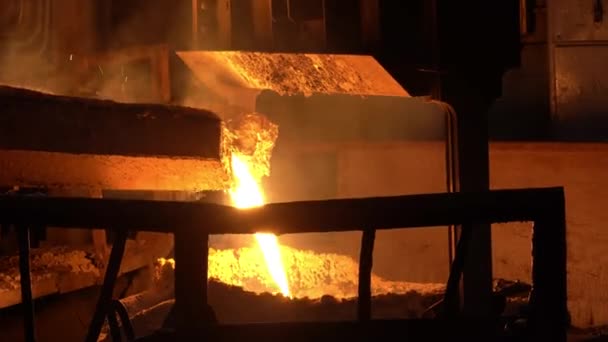 Aus Dem Hochofen Wird Das Geschmolzene Flüssige Metall Über Die — Stockvideo