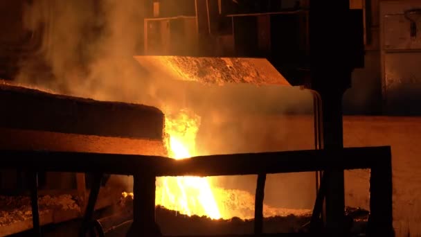 로에서 용융된 금속을 분쇄기로 철근인 제품을 만든다 — 비디오