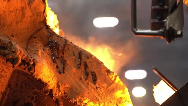 Rök Och Eld Från Masugn Metallbearbetning Stålproduktion Maskinteknik Smältskål — Stockvideo