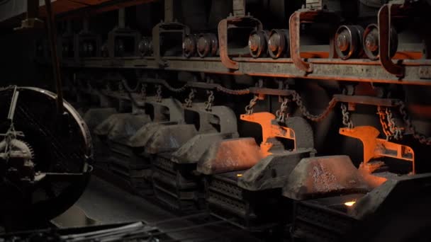 Transportör Med Metallgjutgods Rör Sig Genom Stålverkstaden — Stockvideo