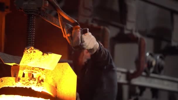 Een Staalarbeider Giet Gesmolten Metaal Uit Een Smeltkroes Vormen Staalindustrie — Stockvideo