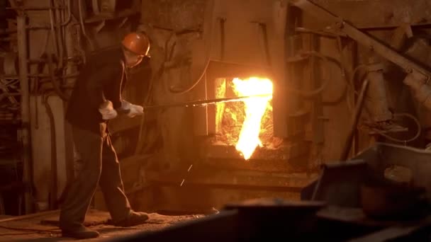 製鉄者は金属スクラップ 製錬所 煙と火で高炉をクリアします — ストック動画