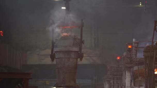 钢制生产过程中 熔融金属的熔池沿着起重机梁移动 从熔炉中冒出烟尘和火焰 — 图库视频影像