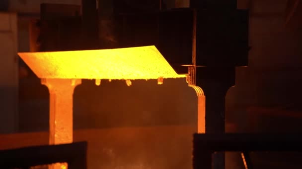 Dökümcüde Bir Kase Erimiş Metal Yükseliyor Kavram Isıya Dayanıklı Dayanıklı — Stok video